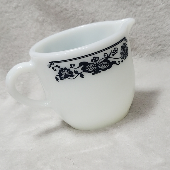 Vintage Pyrex by Corning Old Town Blue Milk Glass Creamer Cup - Picture 1 of 3